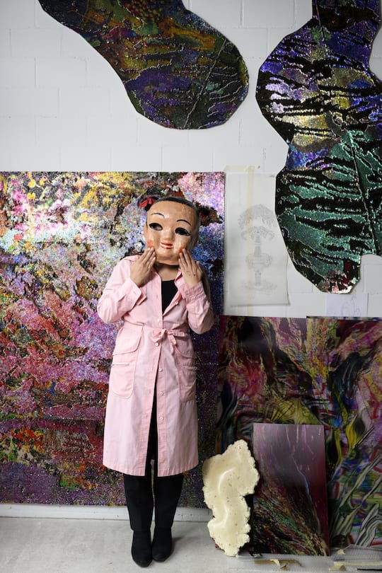 Die Maske ist ein Souvenir von einer Reise in Asien und lädt zum Versteckspiel ein.