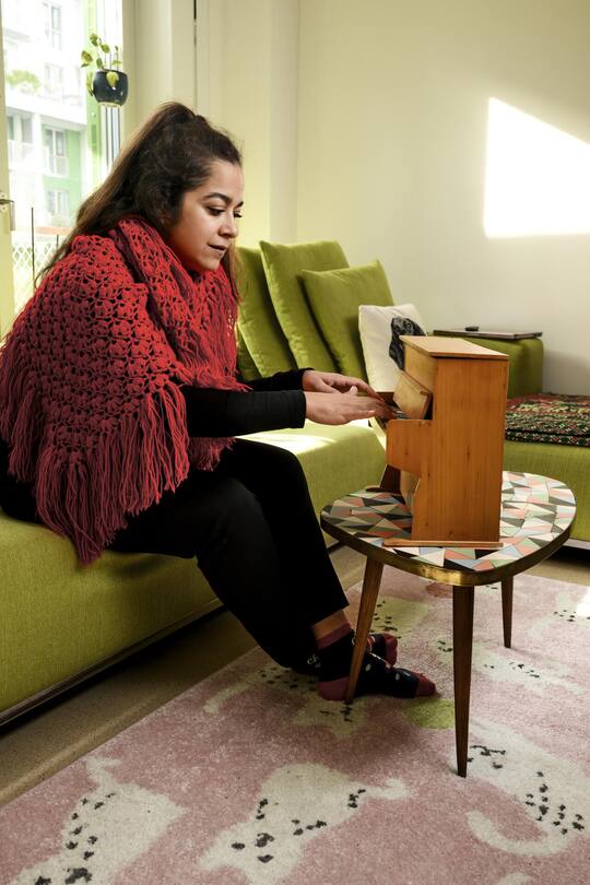 Das Mini-Klavier im Wohnzimmer hat Olga Titus auf einem Flohmarkt in Paris entdeckt.