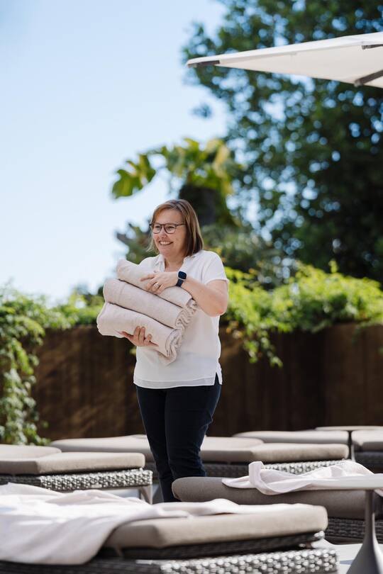 Alles immer ordentlich: Die Hotelplan-Schweiz-CEO legt selber Hand an und verteilt Badetücher für die Gäste am Pool.