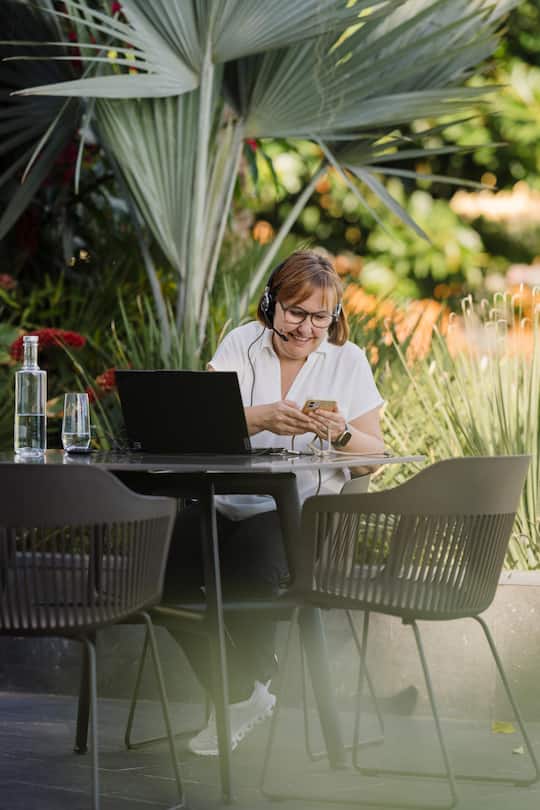 Auf Draht: Neben dem «Ferienjob» ist Chefin Nicole Pfammatter mit den Alltagsarbeiten in der Zentrale beschäftigt.