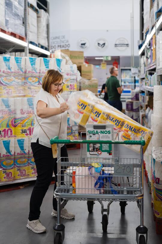 Beim Grossisten: Nicole Pfammatter beim Einkauf von Vorräten. Brot holt sie jeden Morgen frisch beim Bäcker, Gemüse und Früchte auf dem Markt.