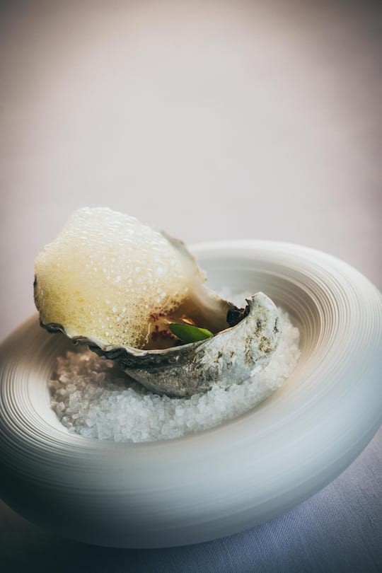 Spektakulärer Starter: bretonische Creuse-Austern, mit Sudachi (japanische Zitrusfrucht). Ein Frischepaket.