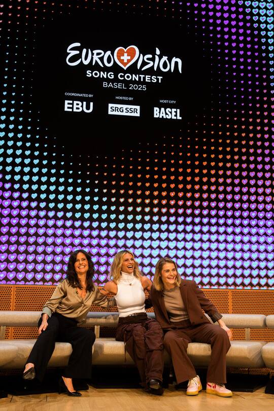 Wie drei beste Freundinnen: Sandra Studer, Michelle Hunziker und Hazel Brugger (v. l.) an der Pressekonferenz in Basel.