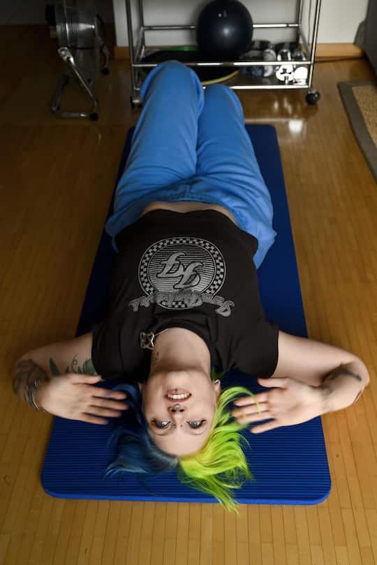 <p>Im Saft: Um auf der Bühne fit zu bleiben und keine Verspannungen zu riskieren, macht Seraina zu Hause tägliche Dehnübungen.</p>