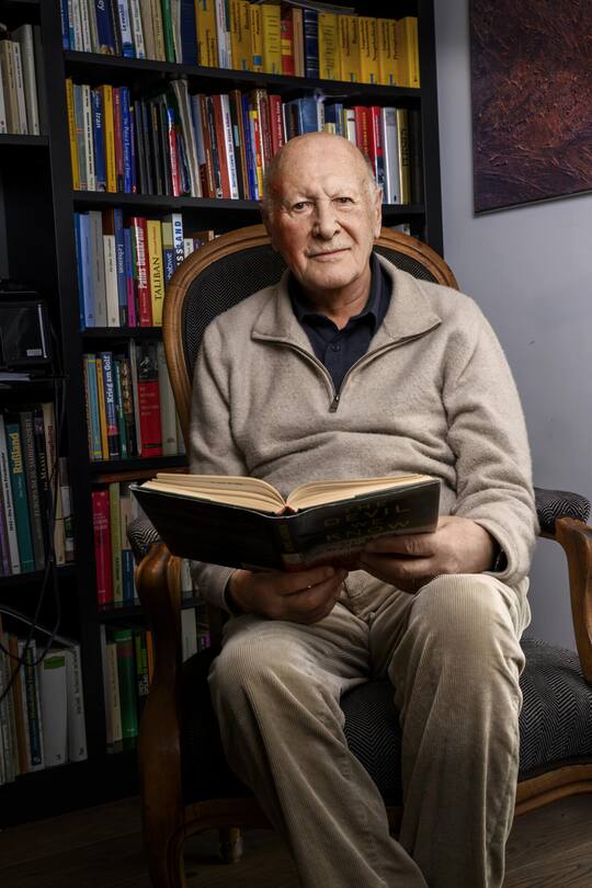 Erich Gysling liest gern und viel – einige Bücher alle paar Jahre wie «Madame Bovary» von Gustave Flaubert oder «Zenos Gewissen» von Italo Seveso. Hier liest er «The Devil We Know», ein Buch über den Umgang mit Iran.