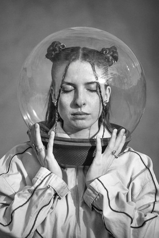 Auf dem Weg in den Musikhimmel: Giulia Maria Gort alias Gigi. Den «Astronautinnen»-Helm, eine Spezialanfertigung, trägt sie auf dem Albumcover.