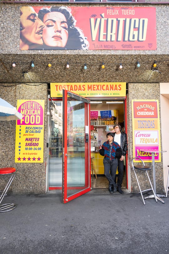 Bekannte Gesichter im Zürcher Kreis 4: Immer wieder machen Passanten bei den Steiners halt für einen kurzen Schwatz.