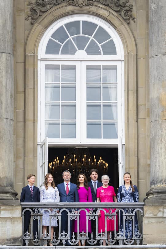 <p>Auf dem Balkon: Prinzessin Isabella mit ihrem Vater Frederik und ihrer ganzen Familie inklusive Grossmutter Margrethe auf Schloss Amalienborg.</p>