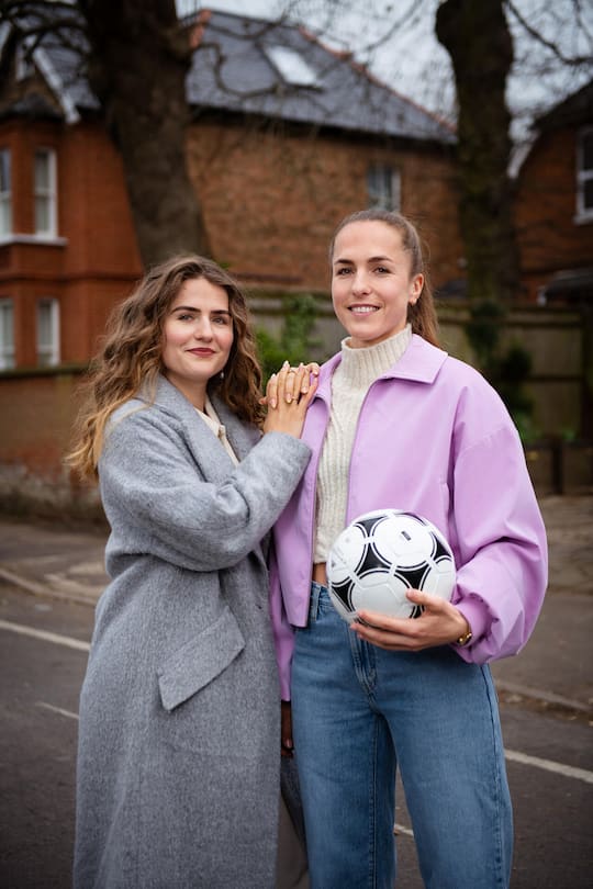 In den Strassen von London: Auch Meret (l.) spielte lange Fussball. «Lia war einfach disziplinierter.»