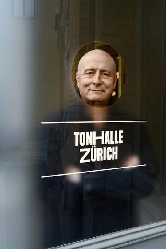 <p>Hinter der Glastür der Tonhalle tut sich Paavo Järvis Klassik-Wunderwelt auf.</p>