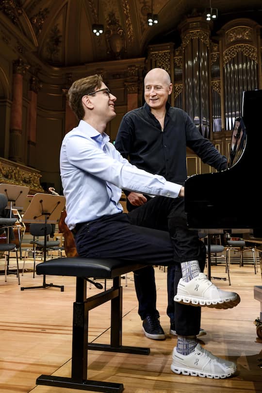 <p>Neue Stars entdecken und fördern ist Paavo Järvis Passion – hier mit dem isländischen Starpianisten Víkingur Ólafsson.</p>
