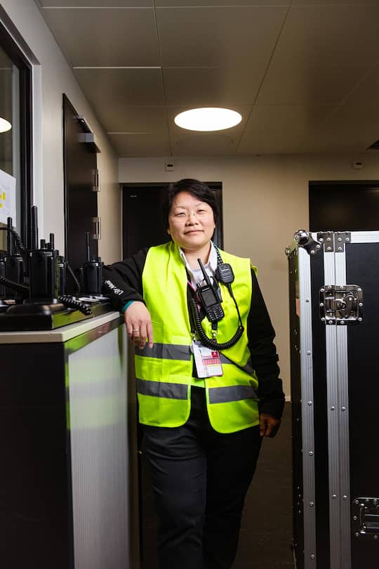 420 Funkgeräte sind über alle Berufsgruppen hinweg im Einsatz – ihres legt Aurore Chatard nicht weg. Ebenso wenig die zwei Handys und das Notebook.