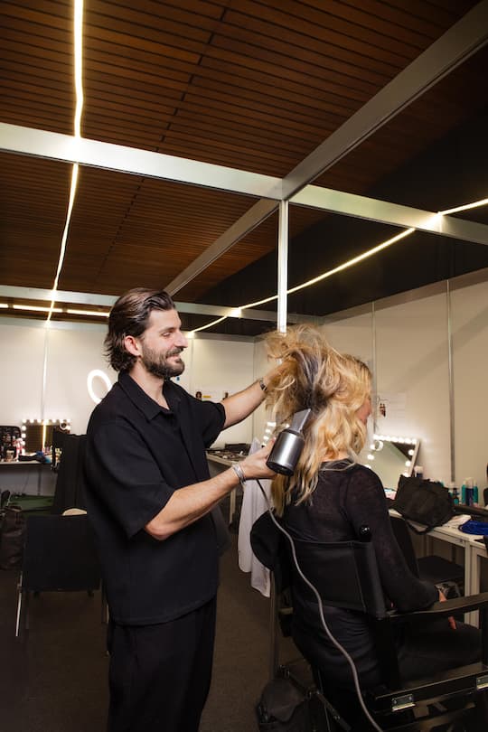 Um die Teilnehmenden in kürzester Zeit abfertigen zu können, hat Tom Khan ein Flaggensystem entwickelt – nun muss er die noch auswendig lernen.