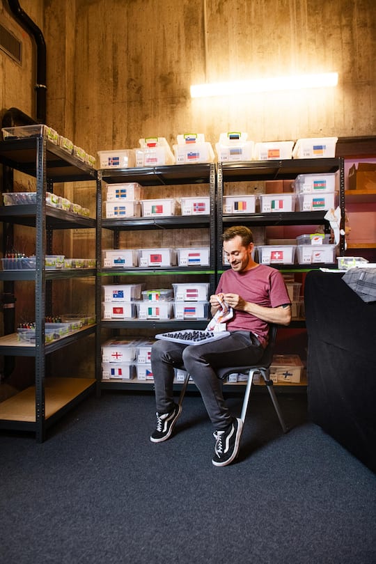 Um die Teilnehmenden in kürzester Zeit abfertigen zu können, hat Tom Khan ein Flaggensystem entwickelt – nun muss er die noch auswendig lernen.