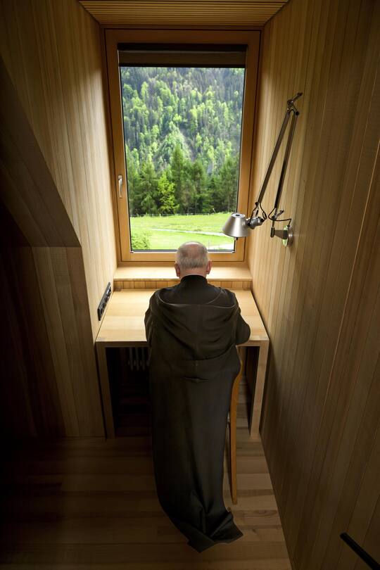 <p>Blick ins Grüne: In der Leseecke in seiner Wohnung vertieft sich Pater Martin in seine Lektüre.</p>