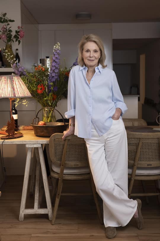 Die Blumenbouquets bekommt sie von einem unbekannten Verehrer. Keller, die mit Hollywood-Star Al Pacino lieert war, lebt allein.