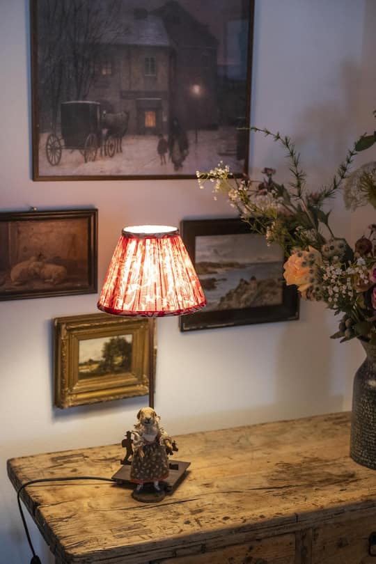 Viele Zeichnungen in Kellers Haus stammen von ihrem Sohn, dem Künstler Alexandre de Broca.