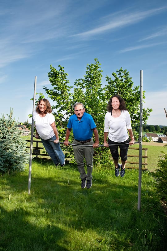<p>Vor über 40 Jahren baute Paul Weber die Reckstange im Garten für seine Töchter Anita (l.) und Monika.</p>