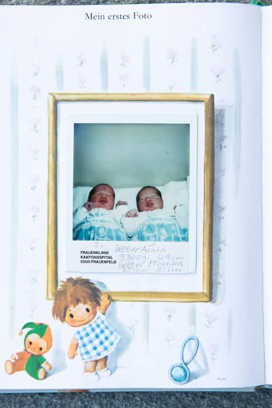 <p>Am 19. Juni 1978 erblickten Anita (r.) und Monika das Licht der Welt – während ihr Vater am ETF in Genf turnte.</p>