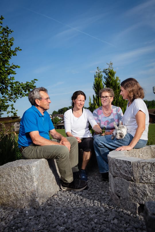 <p>Anita und Monika diskutieren mit ihren Eltern Käthi und Paul über ihre Turnanfänge – Hase Bruno inklusive.</p>