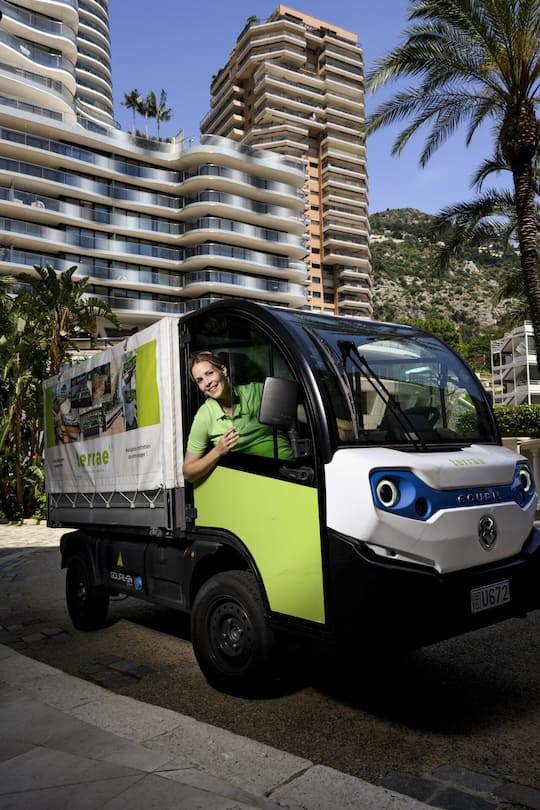 <p>Mit ihrem elektrischen Mini-LKW fährt die Gärtnerin zur Arbeit. Unterwegs winken ihr immer wieder Monegassen zu.</p>