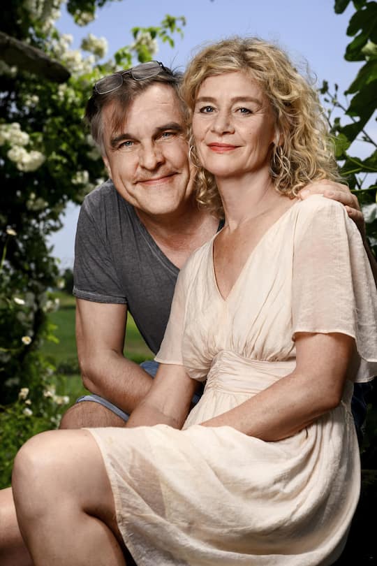 <p>Seit 2012 ein Paar: Hanna Scheuring und Daniel Rohr. Im August 2023 gaben sich die beiden das Ja-Wort.</p>