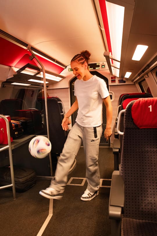 <p>Auch im Zug wird gekickt: Mit dem offiziellen W-Euro-Ball zeigt die Walliserin ein paar Tricks.</p>