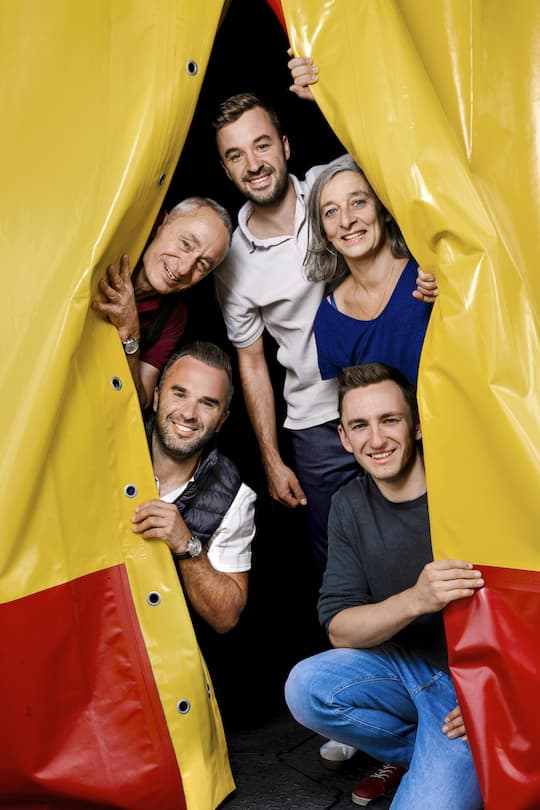 <p>V.l.: Tobias, Johannes, Mario, Armelle und Nicola Muntwyler bilden zusammen die Zirkusfamilie, die hinter dem Circus Monti wirkt und ihn seit Jahren prägt.</p>