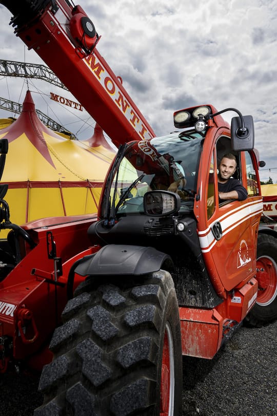 <p>Tobias widmet sich dem technischen Bereich und der Zeltvermietung. Vor Ort hilft er am Steuer des Baggers beim Zeltaufbau.</p>