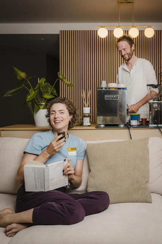 <p>Henni ist der Chef an der Kaffeemaschine, Pfiff frönt ihrem Hobby, dem Lesen. «Er arbeitet, ich geniesse», sagt sie lachend.</p>