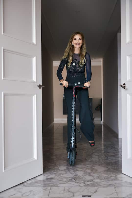 <p>Power statt Trauer: Das E-Trottinett ist ein Geschenk von ihrem Thomas. Mit dem Gefährt ist sie aber nur in ihren vier Wänden unterwegs.</p>