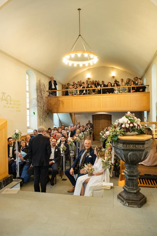 <p>Nöldis Anfrage an Pfarrer und Freund Christoph Sigrist (l.) kam kurzfristig. Für den Gottesdienst verschob dieser einen beruflichen Flug nach Berlin.</p>