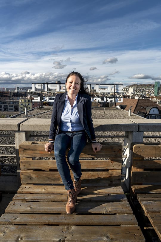 <p>Seit 2016 führt die Zürcherin die Immobilienfirma Schaeppi Grundstücke in der vierten Generation. Nach ihrem Jurastudium arbeitete sie zuerst bei Zurich Versicherungen, bevor sie ins Unternehmen mit rund 200 Mitarbeitenden an vier Standorten in der Schweiz einstieg. Sie hat zwei Töchter und lebt in Thalwil ZH.</p>