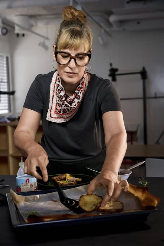 <p>Foodstylistin Claudia Schilling liebt Essen und hat selbst schon fünf Kochbücher veröffentlicht.</p>