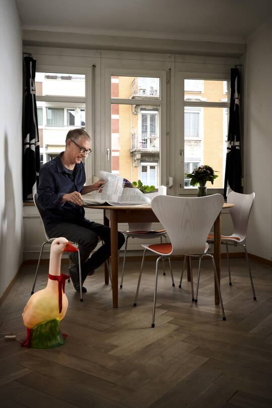 <p>Heiter: Markus Schönholzer im Esszimmer seiner Wohnung in Zürich Wiedikon. Seit 30 Jahren lebt der Liedermacher bereits im Quartier.</p>
