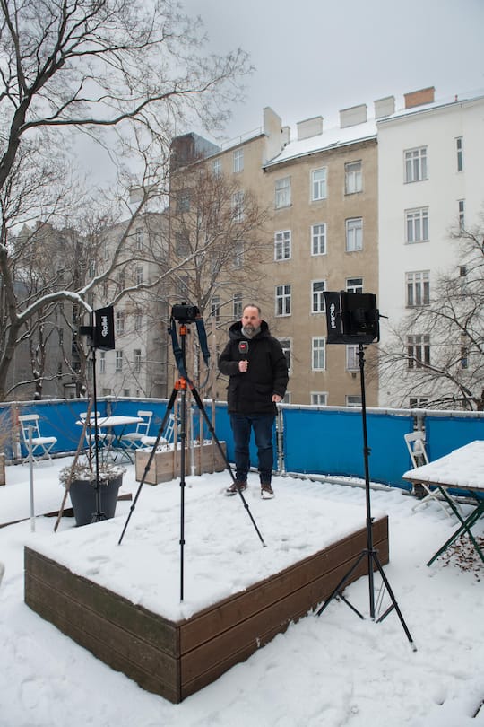 <p>Vom Innenhof einer Schraubenfabrik und einer jüdischen Schule in Wien schaltet sich Nauer jeweils in die «Tagesschau» ein.</p>