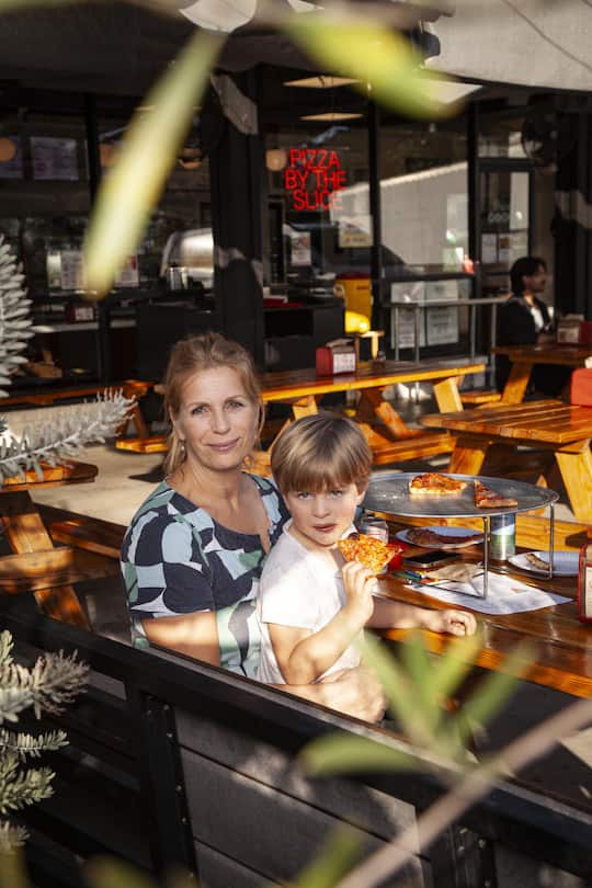 <p>Auf andere Gedanken kommen: Die Lieblingspizzeria von Korinna und ihrem Sohn Julian ist wieder in Betrieb.</p>