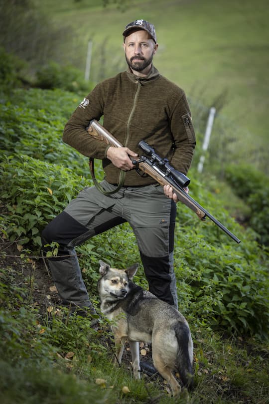<p>«Wir können bei der Jagd nicht alle Abschüsse realisieren. Da hilft uns der Wolf.» David Gerke mit Hund Imbir am Hang vor seinem Biohof in Biembach im Emmental.</p>