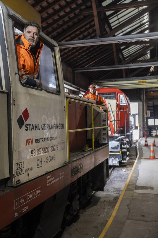 Als Lokrangierführer bringt Ramada Pinta aus Kosovo den Schrott ins Werk und die fertigen Stahlprodukte wieder hinaus. Er arbeitet seit 25 Jahren hier.