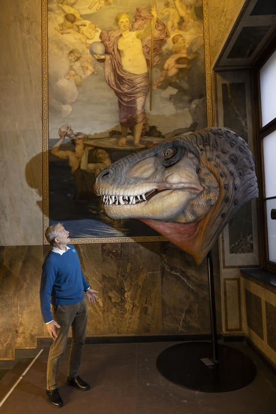 Als ehemaliger Regierungspräsident und Kulturvorsteher von Basel kennt sich Jans im Naturhistorischen Museum bestens aus. «Ganz schön bissig, dieser T-Rex.»