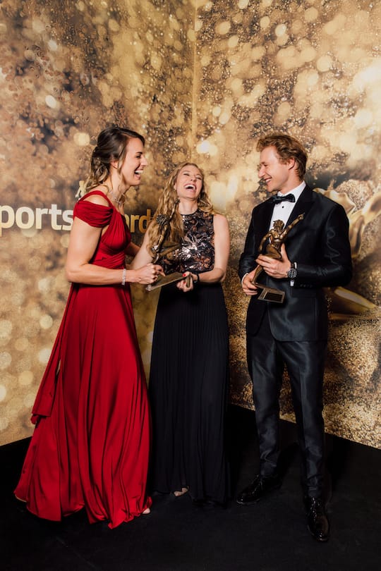 Die Abräumerinnen und Abräumer des Abends: Team des Jahres Tanja Hüberli (l.) und Nina Brunner mit dem Sportler des Jahres Marco Odermatt.