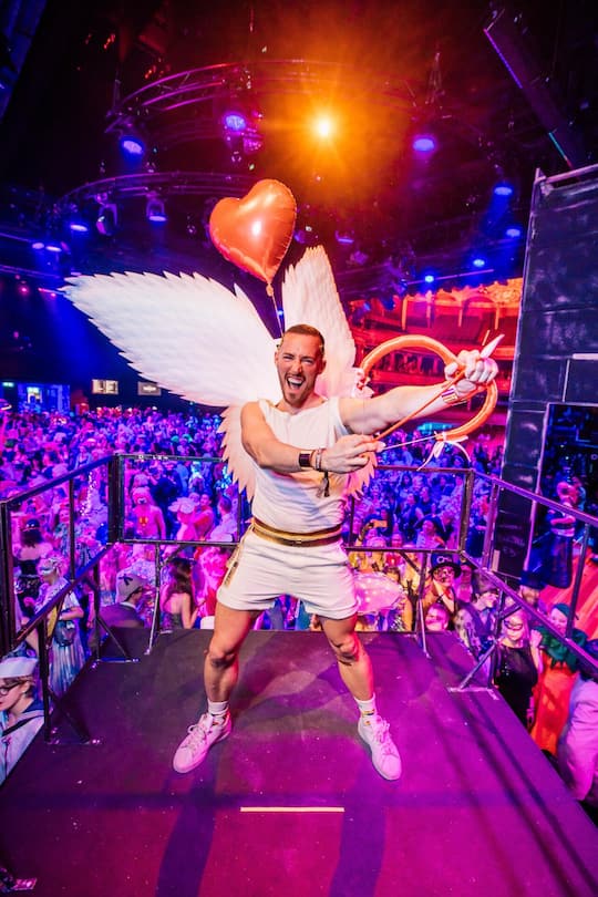 Daniel Damien, Informatiker aus Lausanne, feiert sich als beherzter Amor mit selbst gebastelten Flügeln.