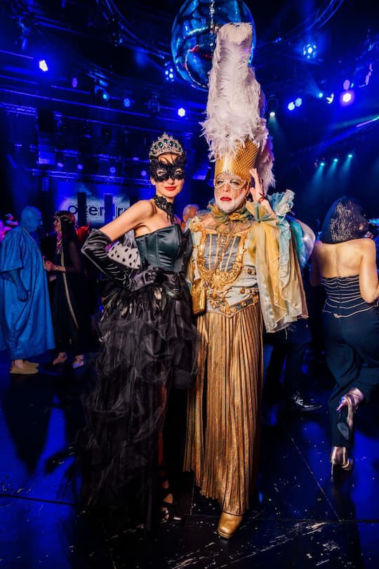 Saro und Juliana haben ihre Maskerade im Kostümverkauf des Opernhaus-Fundus erstanden.