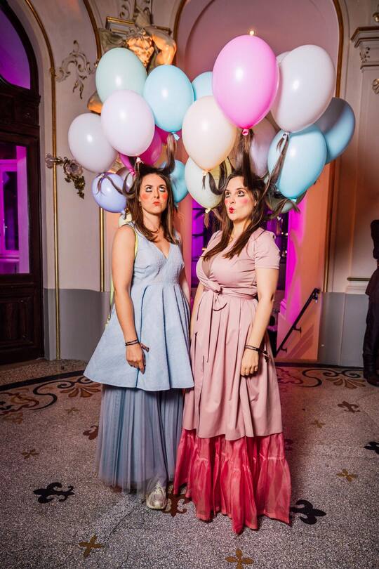 Andrea Fischer (l.) und Rebekka Bräm brauchten zwei Stunden, um ihre schwebenden Ballonfrisuren zu stylen.