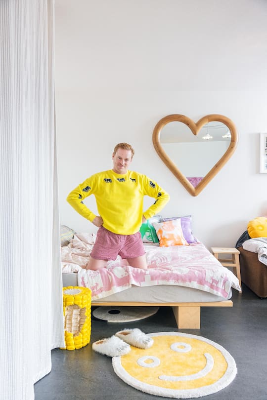 Logo trägt Designer Julian Zigerli seinen eigenen Brand. Auch der Smiley-Teppich trägt seine Handschrift (Kooperation mit Micasa).