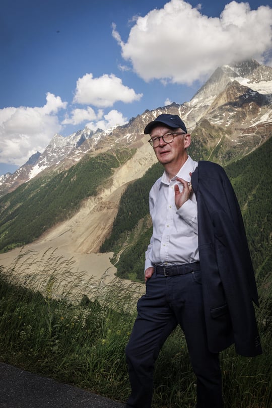 <p>Ergriffen und geschockt: Zum ersten Mal steht Pfarrer Pfammatter auf der Anhöhe, von wo aus das Ausmass <br /> der Katastrophe sichtbar ist. Die Armee hat die ersten Aufräumarbeiten begonnen.</p>