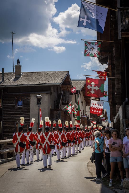 <p>Im Gleichschritt durch Wiler: Die Herrgottsgrenadiere erinnern an vergangenes Söldnertum und marschieren an hohen kirchlichen Feiertagen auf. </p>