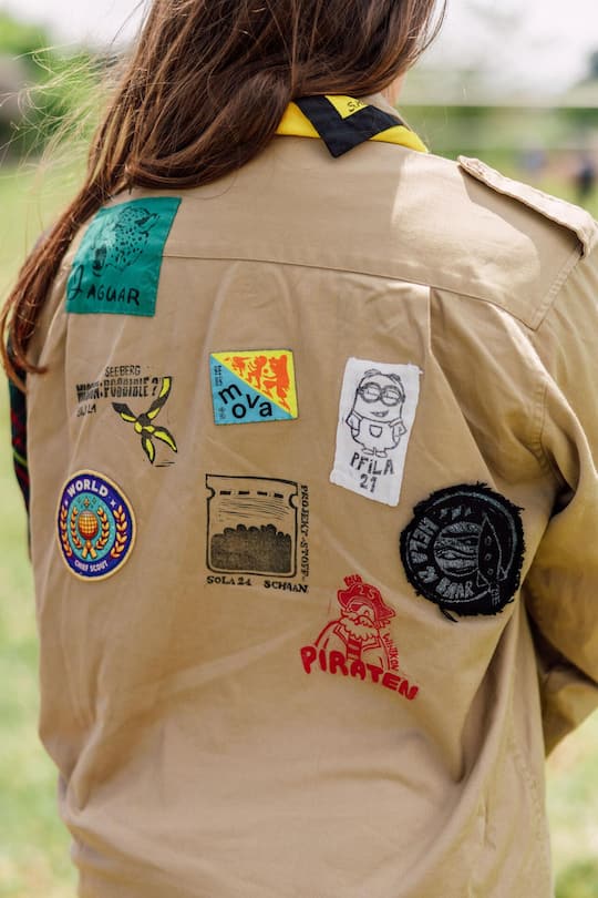 <p>1907 gründete der Engländer Robert Baden-Powell die Pfadi. In der Schweiz startete die erste Pfadigruppe 1910. Die Pfadibewegung ist mit 50'000 Mitgliedern die grösste Jugendorganisation der Schweiz. Ob Pfi-La (Pfingstlager),<br />So-La (Sommerlager) oder He-La (Herbstlager) – die 1300 Lager sind beliebt.</p>