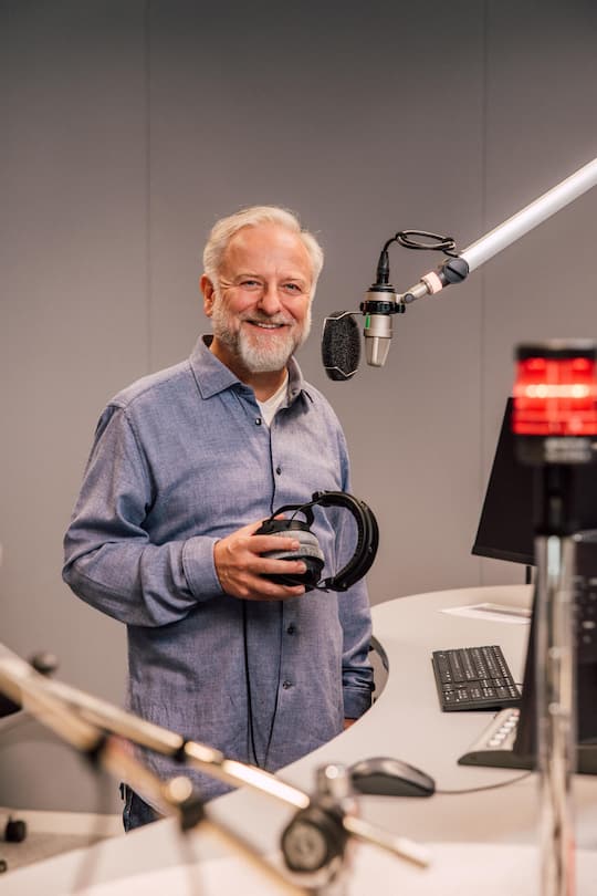 <p>Iwan Lieberherr studierte Anglistik und Publizistik. Er pendelt jeden Tag von Zürich nach Bern. «Ich geniesse diese Zeit im Zug und lese dann viel.»</p>