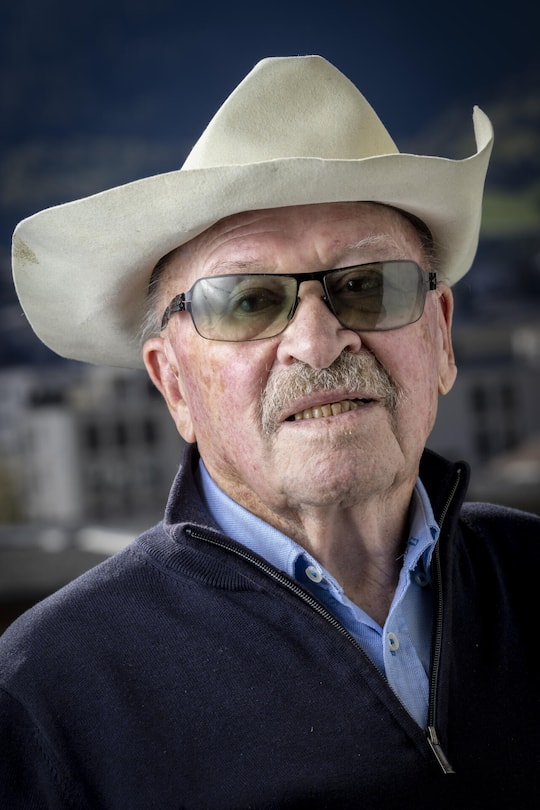 <p>Dank operativen Eingriffen an den Augen kann Art Furrer wieder Schatten und Umrisse erkennen.</p>